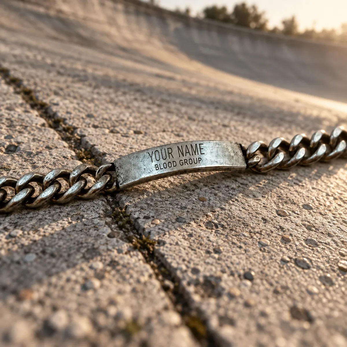 MONTLHÉRY – graviertes, patiniertes Edelstahl-Armband auf dem verwitterten Beton der Steilkurve, Gestaltungsentwurf