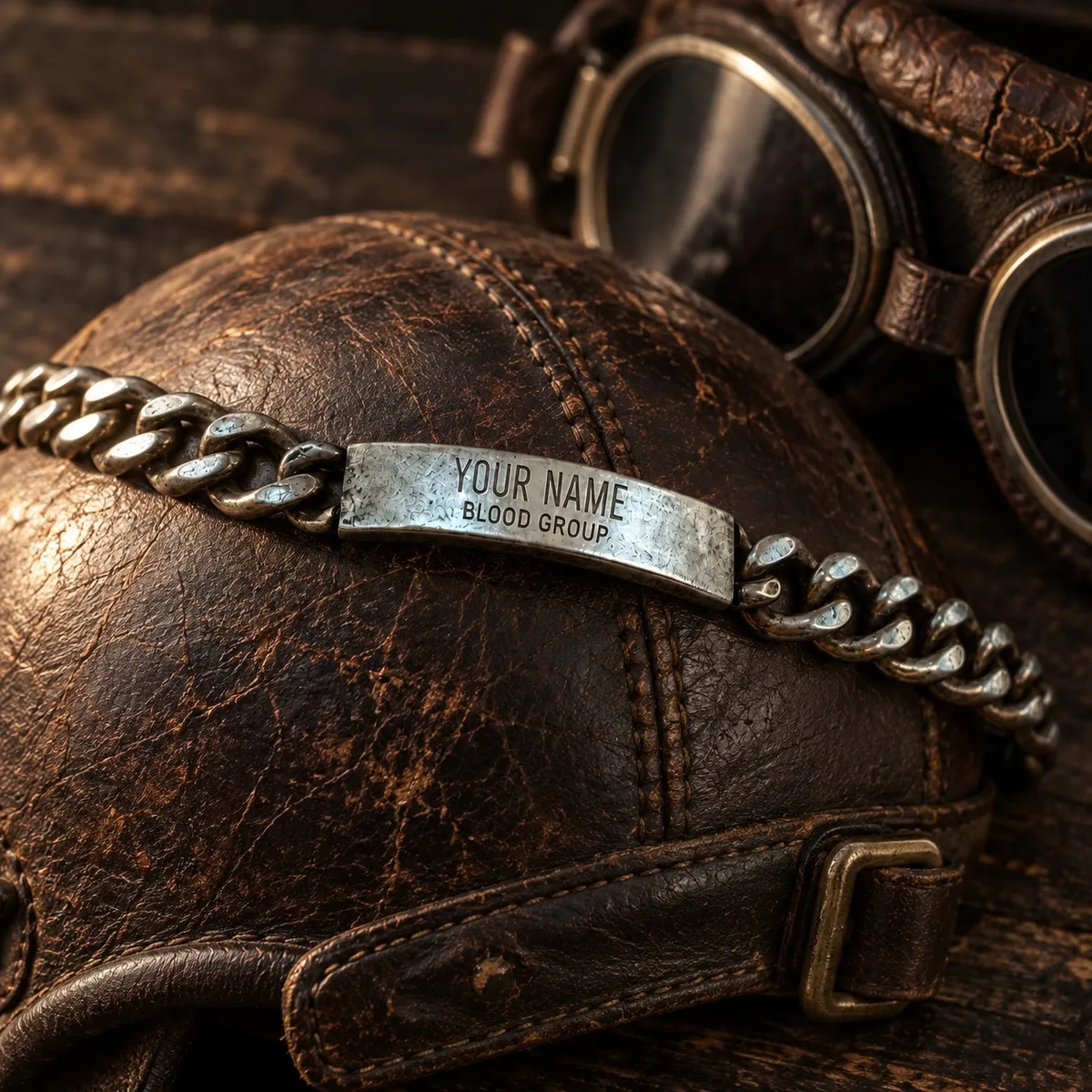MONTLHÉRY – Armband auf einer abgenutzten Leder-Fahrerhaube neben alter Rennbrille, Gestaltungsentwurf