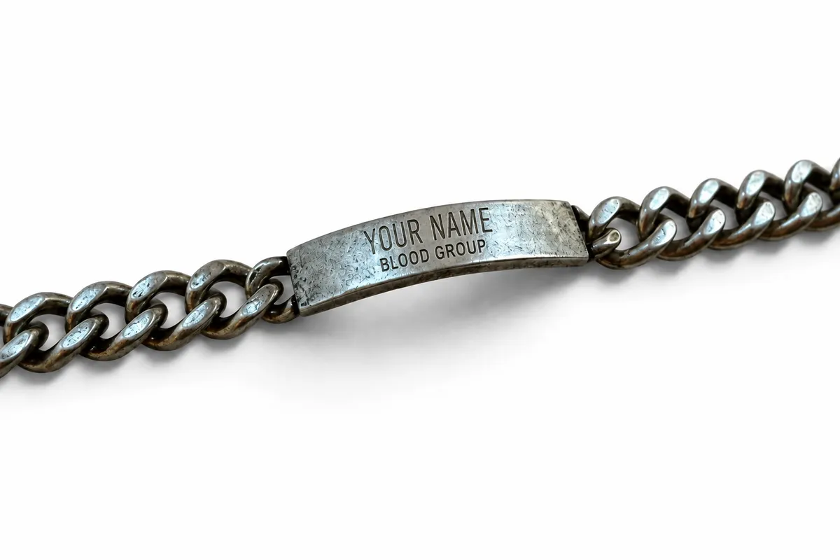 MONTLHÉRY – graviertes, patiniertes Edelstahl-Armband mit Platzhalter-Personalisierung („Your Name“ / „Blood Group“), Gestaltungsentwurf